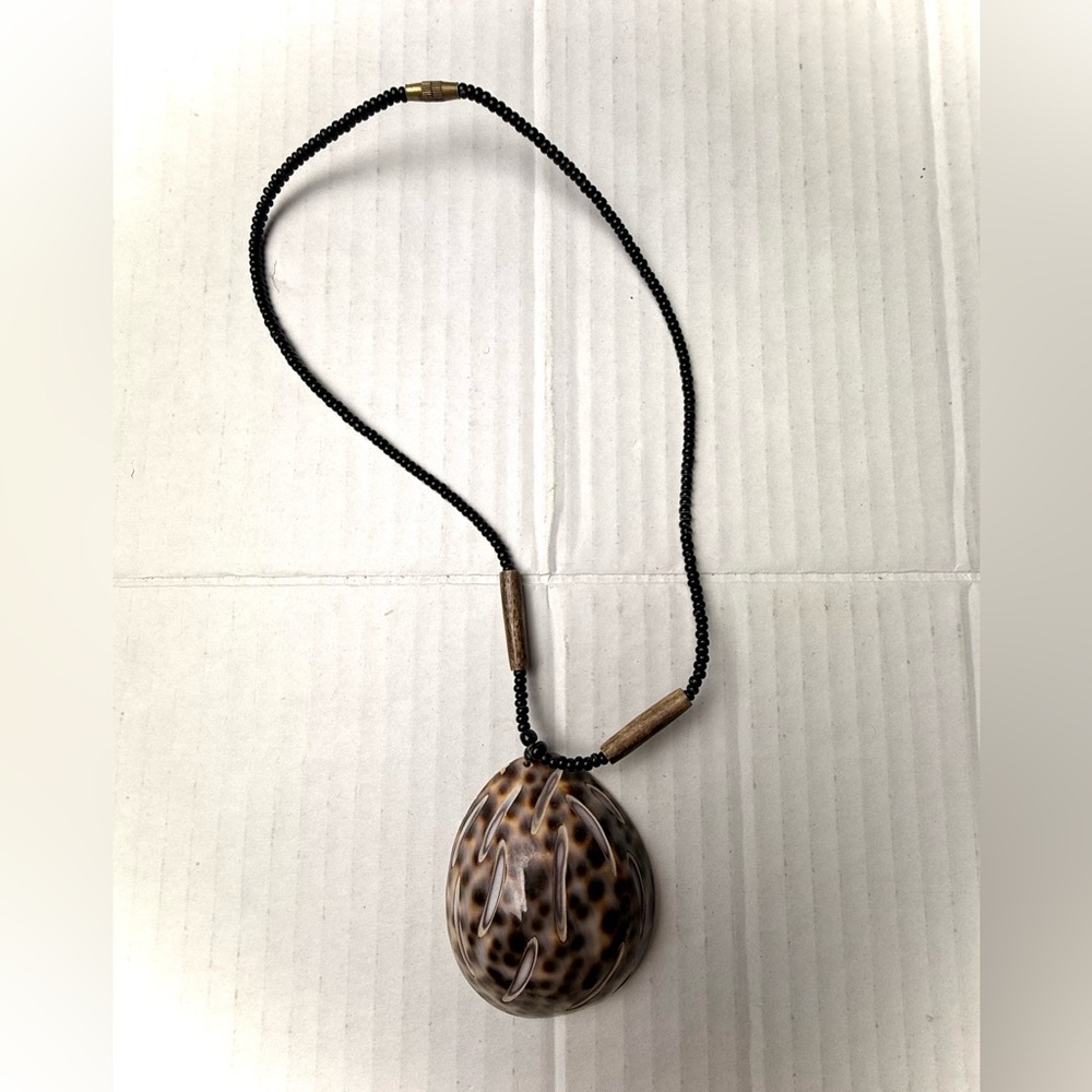Vintage Polished Tiger Cowrie Shell Black & Wood Beaded Necklace Pendant Spotted